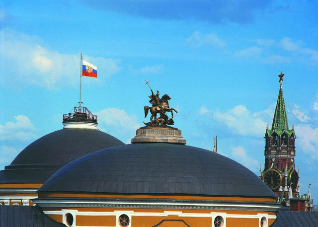 Monument to Saint George, Kremlin Senate domes with Spasskaya Tower in the background, 1995, V.Tsigal' and A.Tsigal' (В.Е. и А.В. Цыгаль), Moscow, Russia